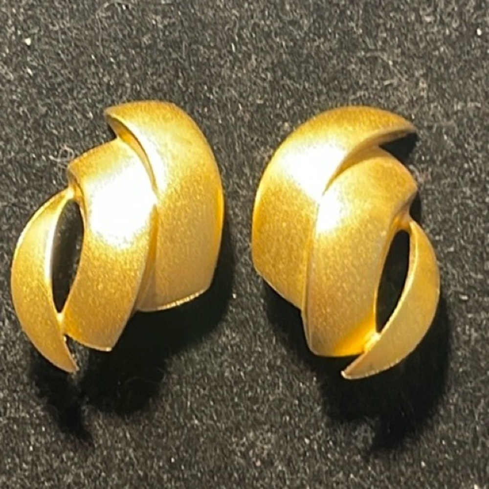 Lee Wolfe Vintage Signed Matte Gold Modernist Clip On Earrings.  MA